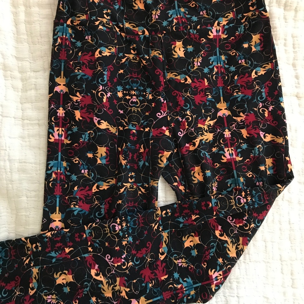 Filigree pattern OS lularoe leggigns